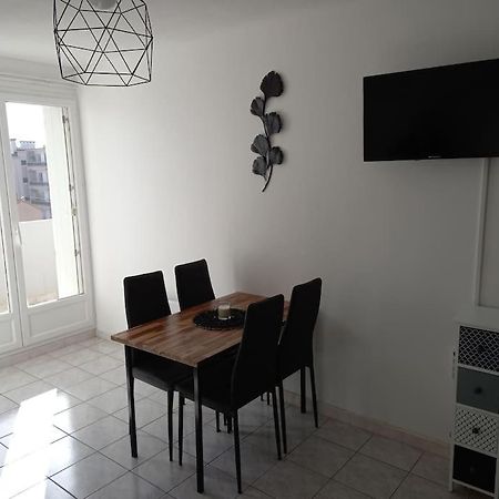 Appart 2/4 Pers Proche Centre Avec Balcon, Parking Narbona Esterno foto